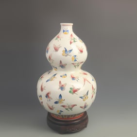 FAMILLE ROSE TEN THOUSAND BUTTERFLY PORCELAIN GOURD VASE