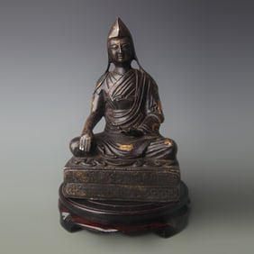A FINE BRONZE LAMA STATUE