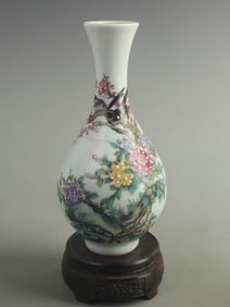 FAMILLE CLOISONNE ENAMEL VASE WITH FLOWER DESIGN
