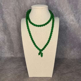 A FINE JADE MADE NECKLACE