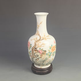 A FINE ENAMEL COLOR FLOWER AND BIRD PATTERN PORCELAIN VASE