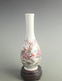 FAMILLE ROSE PHOENIX AND PEONY LONG-NECK VASE