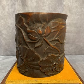 A FINE BAMBOO CARVED LOTUS PATTERN BRUSH POT