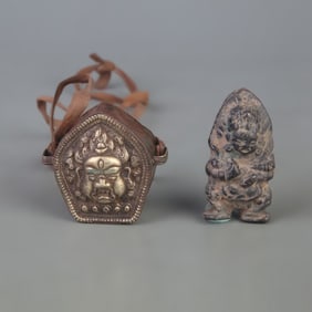 A FINE PEACH SHAPED SMALL PORCELAIN BOX