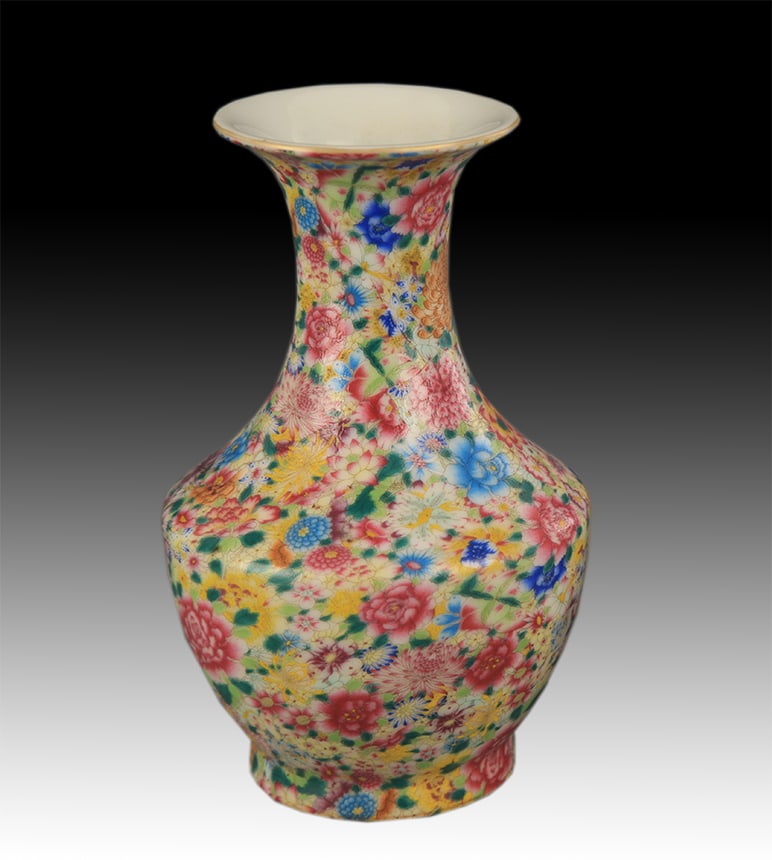 FAMILLE ROSE FLOWER PORCELAIN JAR: Qing Dynasty; High: 6.0 inch Diameter: 2.5 inch