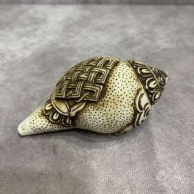 A FINELY CARVED TIBETAN BUDDHISM CONCH