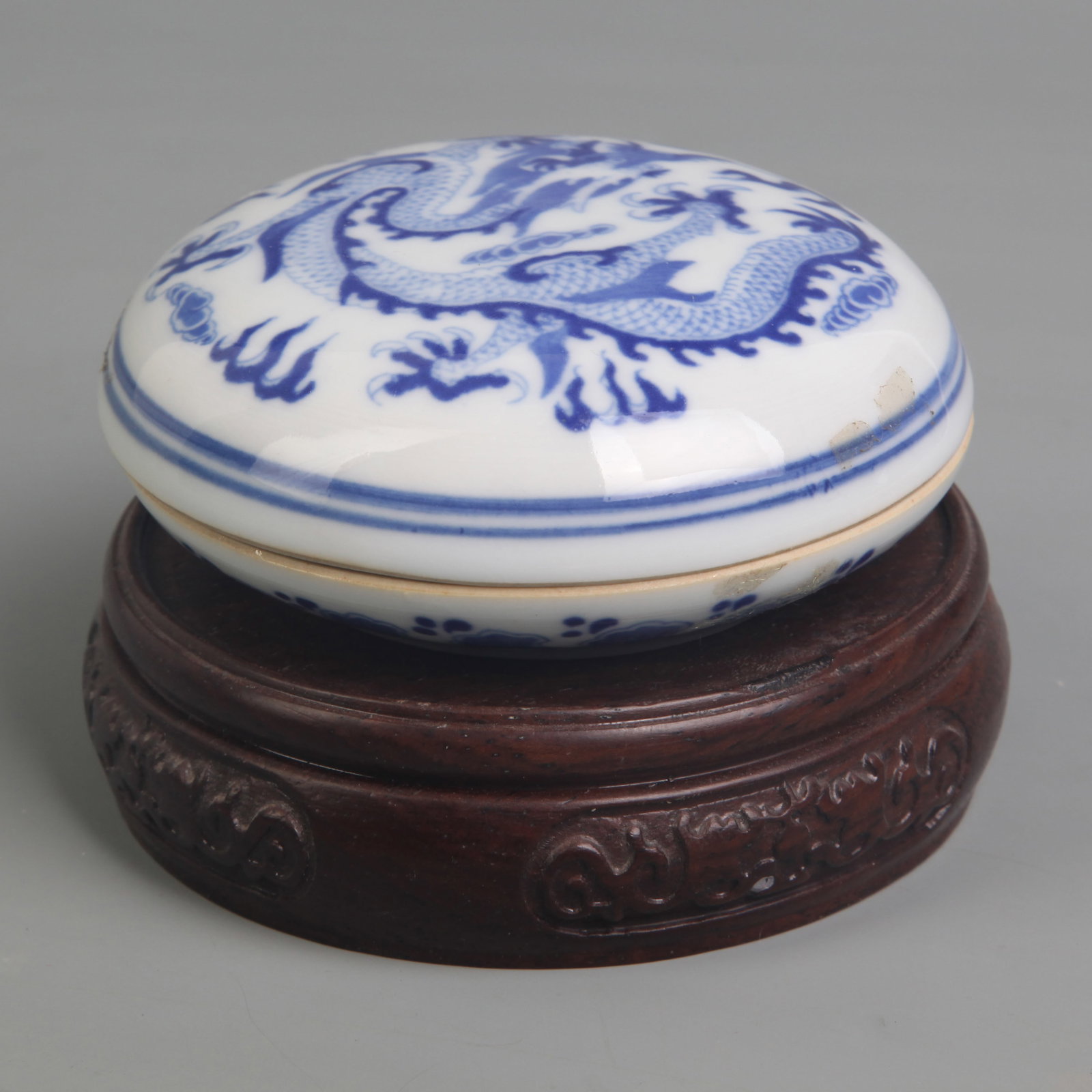 BLUE AND WHITE DRAGON DESIGN INK PASTE BOX: Qing Dynasty Qian Long Period; Diameter: 3.5 inch; High: 1.0 inch
