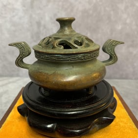 A FINE GROUND BRONZE CENSER WITH TWO HANDLE