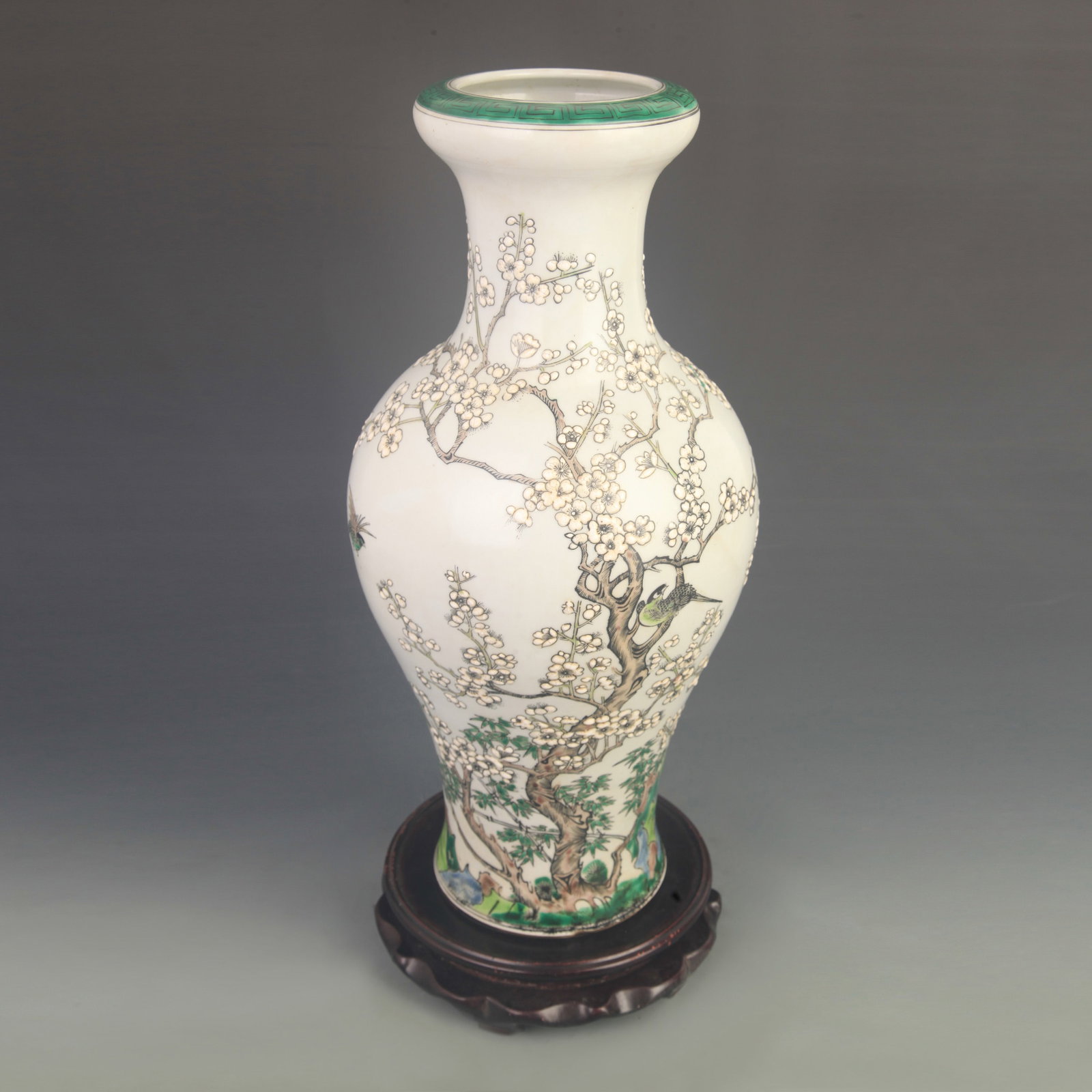 FAMILLE ROSE FLORAL POINT-COLOR LARGE VASE: Qing Dynasty Kang Xi Period: High: 16.8 inch; Diameter: 7.00 inch