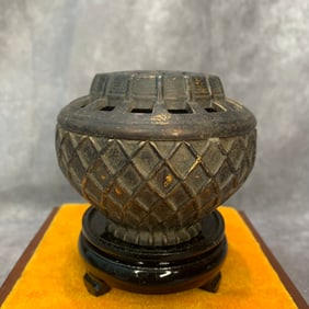 A FINE BRONZE NET PATTERN BRONZE CENSER
