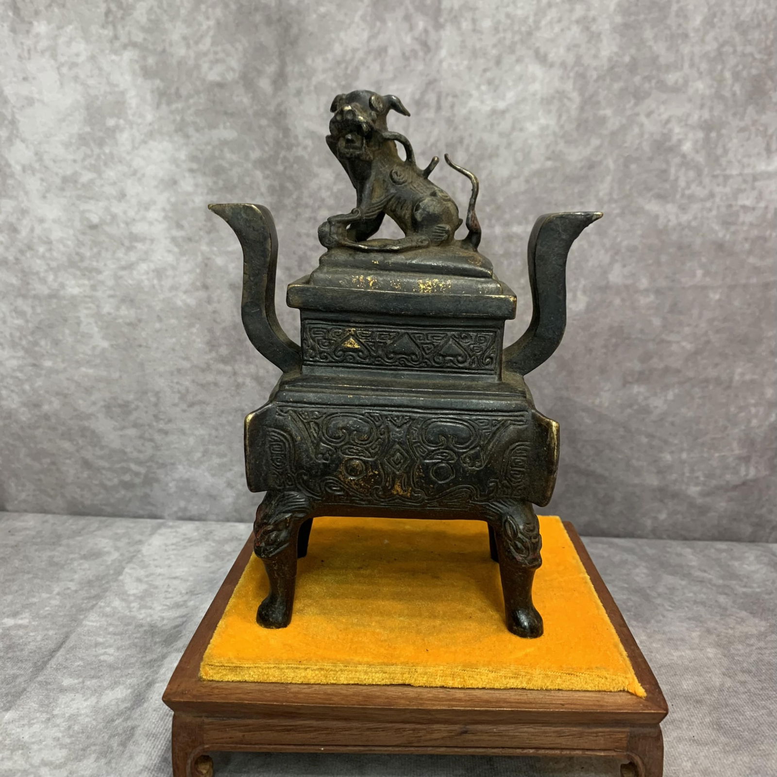 A FINE TALL SQUARE BRONZE INCENSE CENSER WITH RUI SHOU TOP (1 of 9)