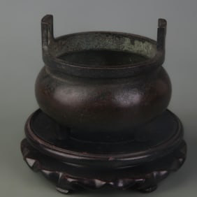 A FINE DOUBLE-EARED THREE-LEGGED INCENSE BURNER