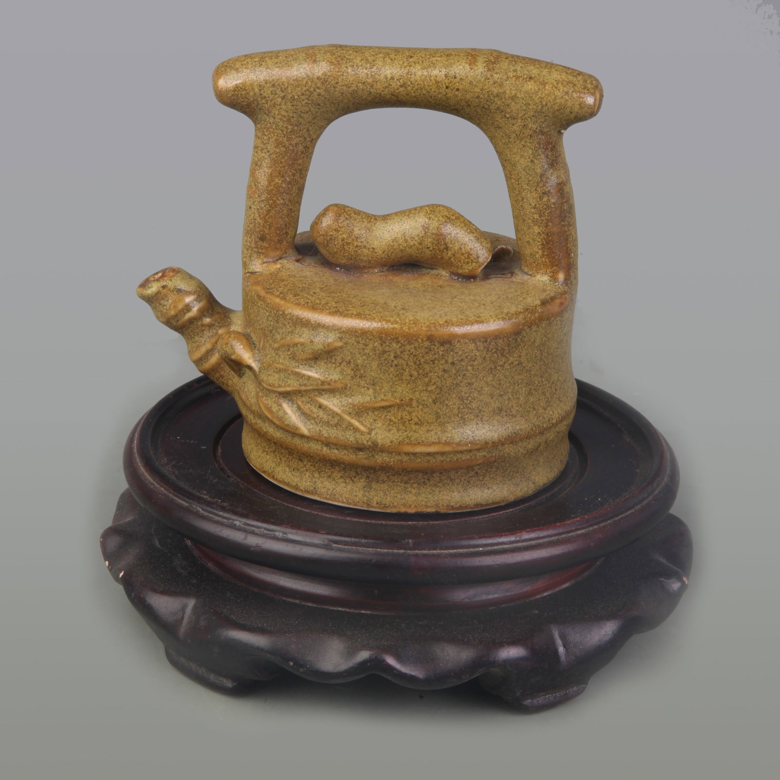 A FINE PORCELAIN MADE WATER DROP: Qing Dynasty: Long: 3.9 inch?High: 3.4 inch