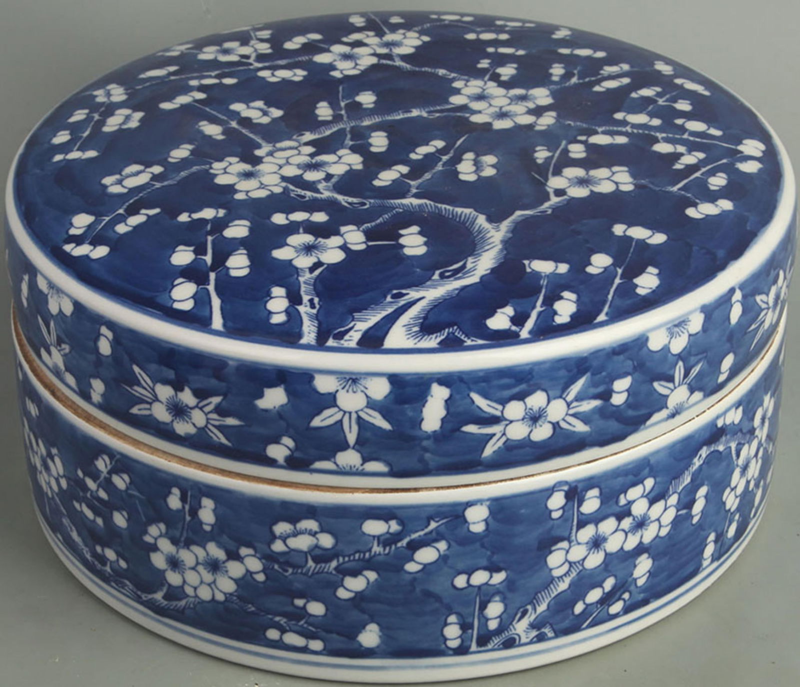 BLUE AND WHITE ICE-PRUNE LIDDED BOX: Qing Dynasty Kang Xi Period; High: 4.50 inch; Diameter: 9.50 inch;