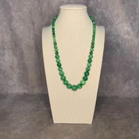 A FINE JADE MADE NECKLACE