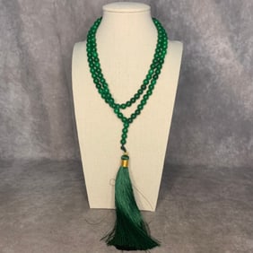 A FINE JADE MADE NECKLACE