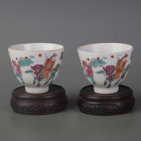 PAIR OF FAMILLE ROSE FLOWER PATTERN SMALL BOWLS