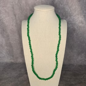 A FINE JADE MADE NECKLACE