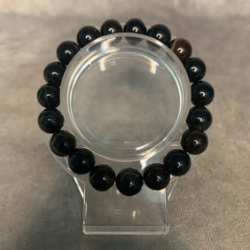 A FINE OBSIDIAN STONE BRACELET