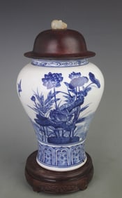 BLUE AND WHITE FLOWER-AND-BIRD GENERAL JAR WITH ROSEWOOD COVER AND WHITE JADE KNOB