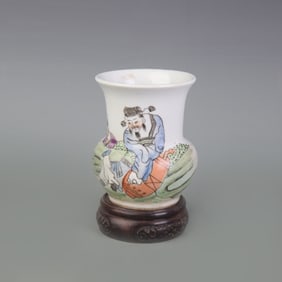 FAMILLE ROSE FIGURE PATTERN PORCELAIN TABLE SPITTOON