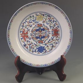 A FINE DOUCAI FLORAL PATTERN PORCELAIN PLATE