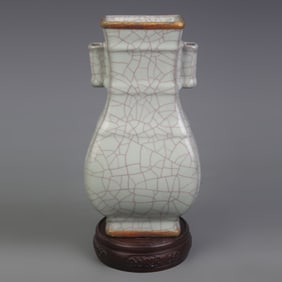 GE WARE GILT-DECORATED PORCELAIN VASE WITH EAR HANDLES