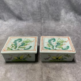 PAIR OF FAMILLE ROSE FLOWER PATTERN PORCELAIN BOX