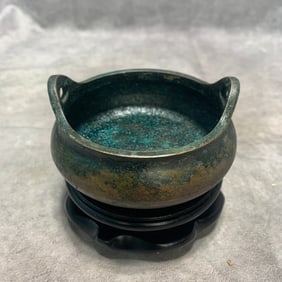 A FINE BRONZE TRIPOD BRIDGE-EAR CENSER