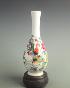 FAMILLE ROSE FIGURE PATTERN GUANYIN STYLE PORCELAIN VASE