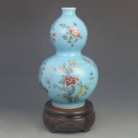 FAMILLE ROSE FLOWER PATTERNED GOURD-SHAPED PORCELAIN VASE