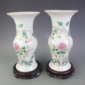 PAIR OF FAMILLE ROSE FLORAL PATTERN FLOWER VASE