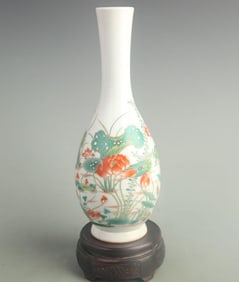 FAMILLE ROSE PORCELAIN VASE WITH LOTUS AND GUANYIN MOTIF
