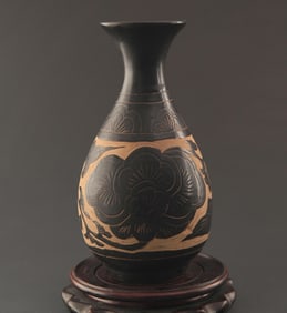 CIZHOU KILN BLACK GLAZED CARVED PEONY PATTERN YU HU CHUN BOTTLE