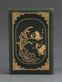 A FINE FISH CARVING CELADON JADE PENDANT