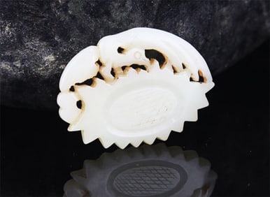 A FINE BIRD SHAPED PALE CELADON JADE PENDANT