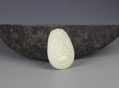 A FINELY CARVED HETIAN PALE CELADON JADE PENDANT PENDANT