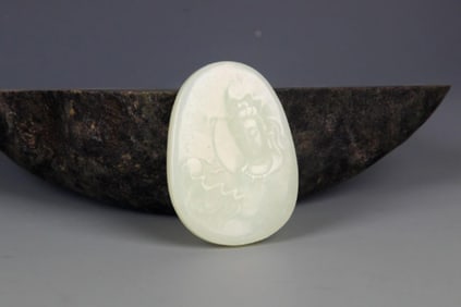 A FINELY CARVED HETIAN PALE CELADON JADE PENDANT PENDANT