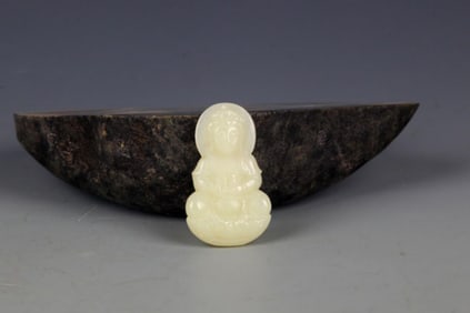 A FINELY CARVED HETIAN PALE CELADON JADE PENDANT