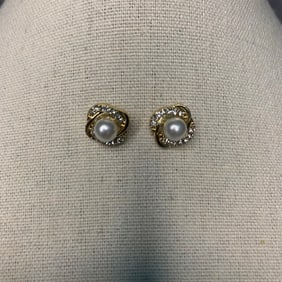 PAIR OF PEARLMADE EARRINGS