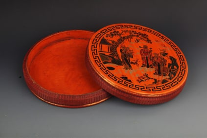 A FINE GILT ROUND WOODEN FOOD CONTAINER