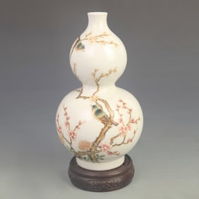FAMILLE ROSE FLOWER PATTERN GOURD-SHAPED PORCELAIN VASE