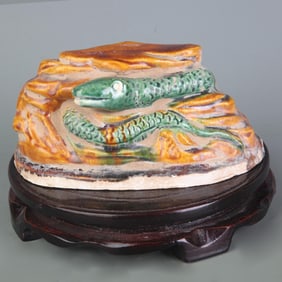 A FINE SAN CAI CERAMIC ORNAMENT