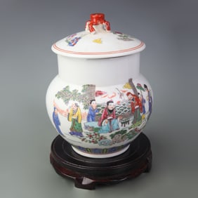 A FINE FAMILLE ROSE CHARACTER PATTERN POT WITH LID