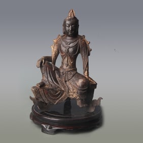 A FINE BRONZE GUANYIN STATUE