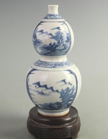 A FINE BLUE AND WHITE LANDSCAPE PATTERN PORCELAIN GOURD VASE