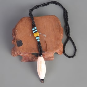 A FINE CLAM SHELL NECKLACE