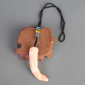 A FINE CLAM SHELL NECKLACE