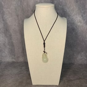 A FINE HE TIAN JADE MADE NECKLACE