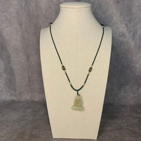 A FINE HE TIAN JADE MADE NECKLACE